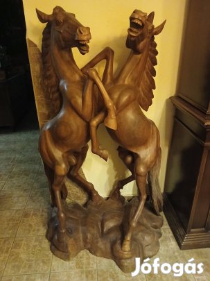 Hatalmas fa szobor páros ló egy tömb fából