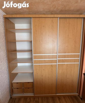 Hatalmas gardrób eladó