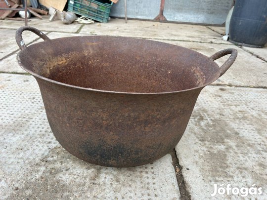 Hatalmas öntöttvas bogrács Kecskeméten