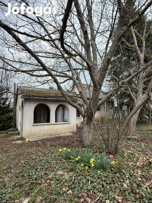 Hatalmas panorámás zártkerti telek, gazdasági épülettel!