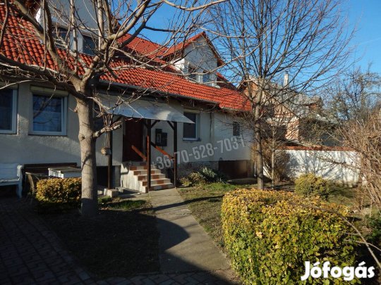 Hatalmas terek, világos helyiségek, Tata nyugodt részén, közel a tóhoz