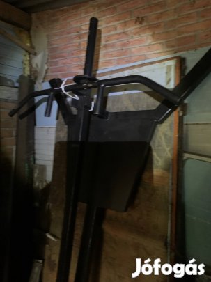Háthoz húzó gép,evezőgép 50mm-es súlyok mennek rá