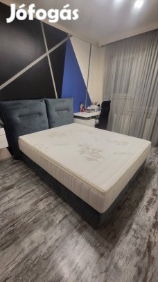 Háttámlás ágy matraccal