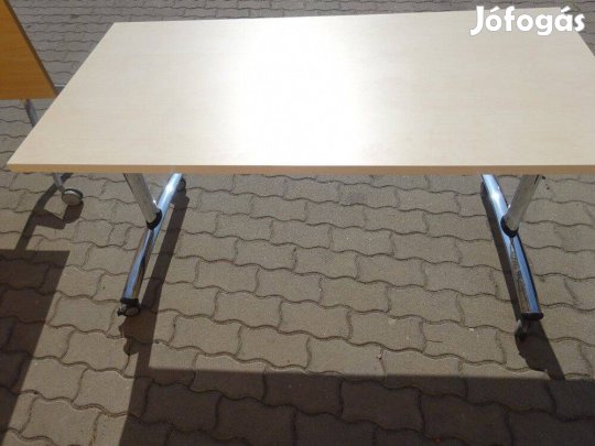 Haworth íróasztal, fel-lehajtható, juhar színű, 70x140cm, gurulós