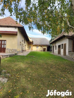 Ház:Héreg csendes utcája