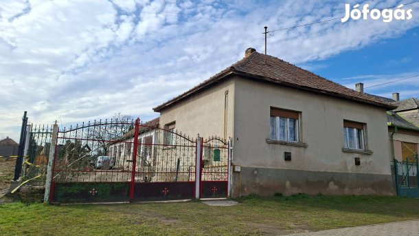 Ház, gazdasági épülettel