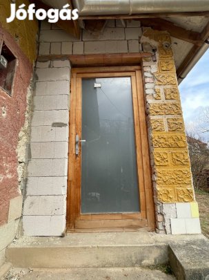 Ház, új tetővel, nyílászáróval de félbehagyott felújítással