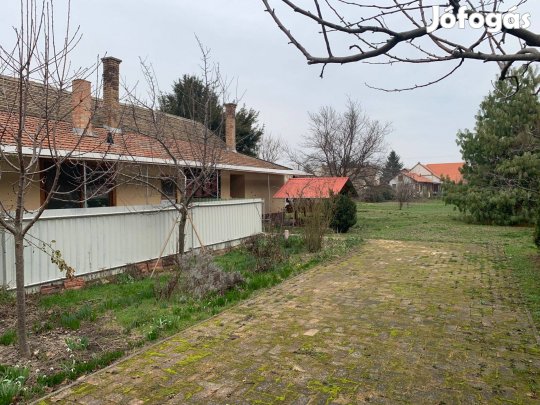 Ház nagy telekkel a Mátyás utcán