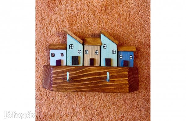 Házikós fali fa kulcstartó, egyedi kézműves termék, vadonat új