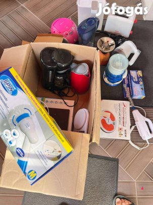 Háztartási kisgépek egyben. Porszívó mérleg turmix vízforraló varrógép