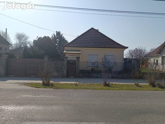 Héderváron felújítandó családi ház eladó 