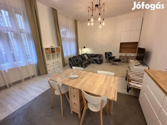 Hegedűs Gyula utcában kiadó egy felújított, kutyabarát ingatlan