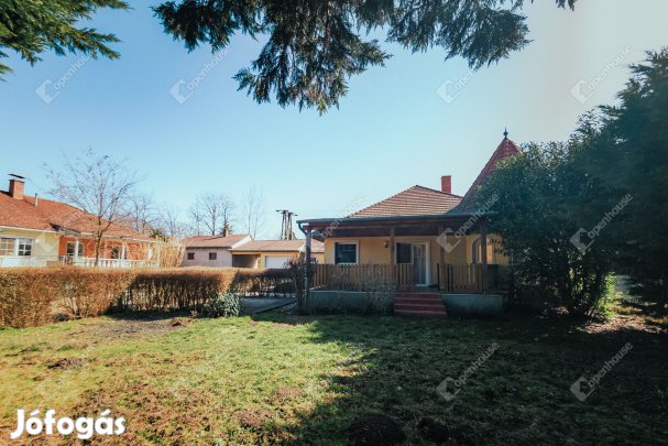 Hegyeshalomi eladó 427 nm-es ház