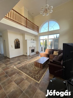 Hegyeshalomtól nem messze, 183,67 m2-es családi ház és 92 m2-es