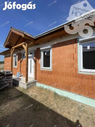 Helvécián önálló telken családi ház eladó!