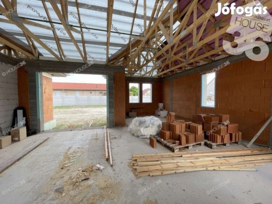 Helvécián önálló telken családi ház eladó!