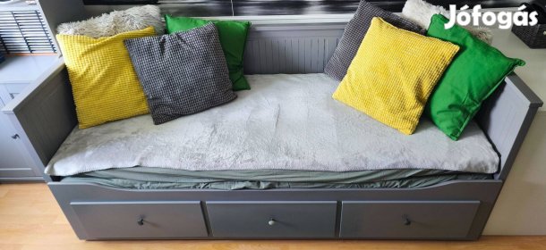 Hemnes szürke kanapéágy, 3 fiókkal, 2db matraccal