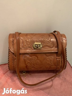 Hengeres barna bőr táska