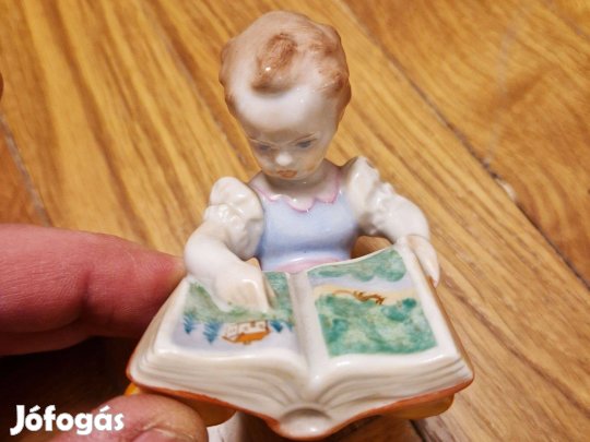 Herendi Könyvet olvasó kislány