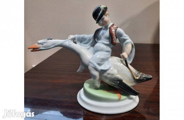 Herendi Ludas Matyi magyaros, matyó mellényben porcelán figura