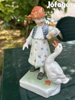 Herendi kézzel festett porcelán figura - kislány libával