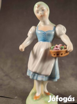 Herendi lány kosárral 