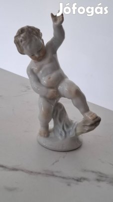 Herendi pisilő fiú porcelán