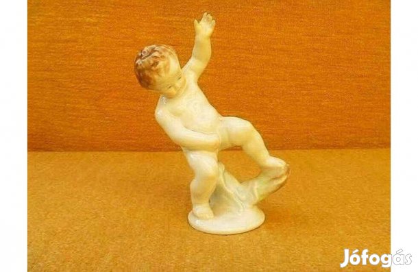 Herendi porcelán - Pisilő fiú figura