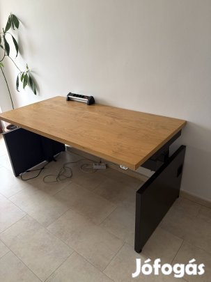 Herman Miller állítható magasságú asztal