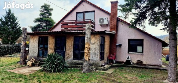 Hétvégi ház a Búbánat völgyében eladó . Lakhatásra alklamas
