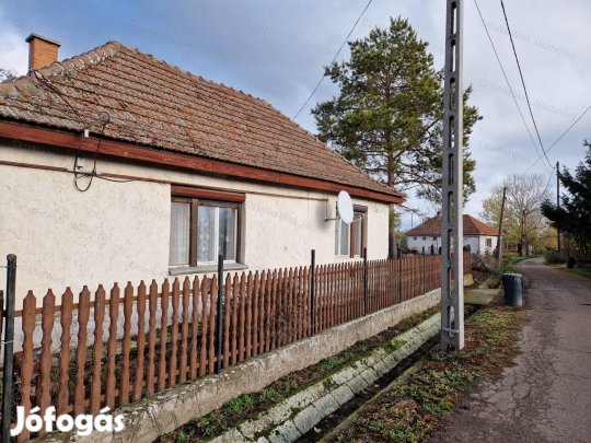 Hevesvezekényen, 95 nm-es, 3 szobás, felújítandó családi ház eladó