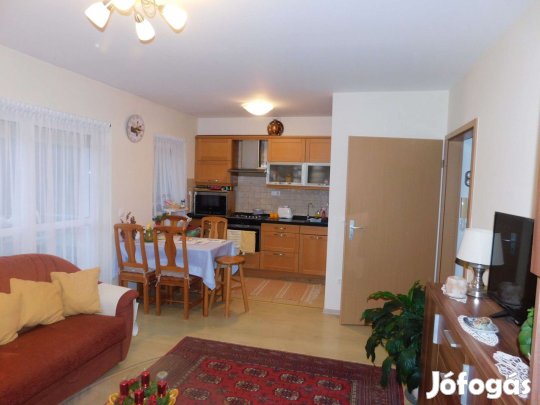 Hévízen liftes házban 2 erkélyes lakás eladó