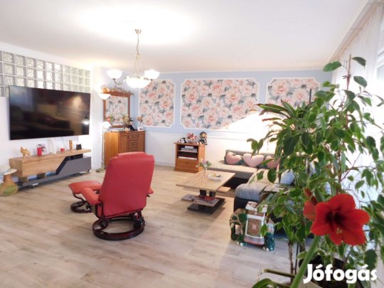 Hévízi újszerű lakás, panorámás kilátással eladó