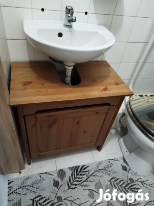 Hibátlan 3 reszes fürdőszoba bútor mosdóval, csapteleppel.