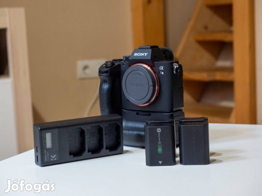 Hibátlan Sony A7III (16804 expó) + kiegészítők