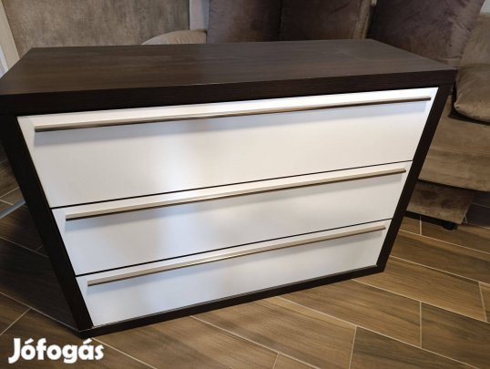 Hibátlan állapotban eladó a képen látható komód. 76cm magas 106cm szél