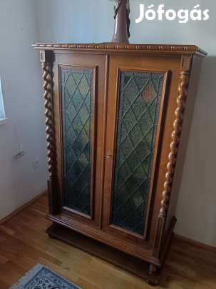 Hibátlan állapotú koloniál színes üveges szekrény