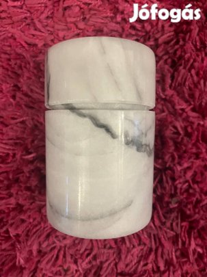 Hibátlan márvány tároló tetővel!
