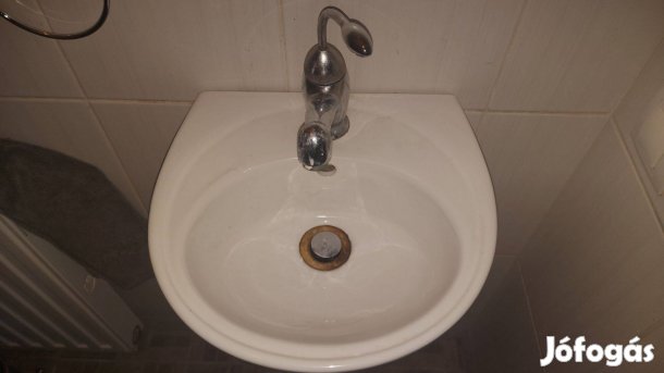 Hibátlan porcelán közepes szaniter lefolyóval 2900Ft Veszprém