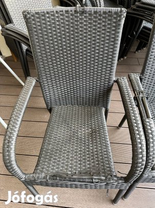 Hibátlan vázú székek kisebb rattan szakadásokkal