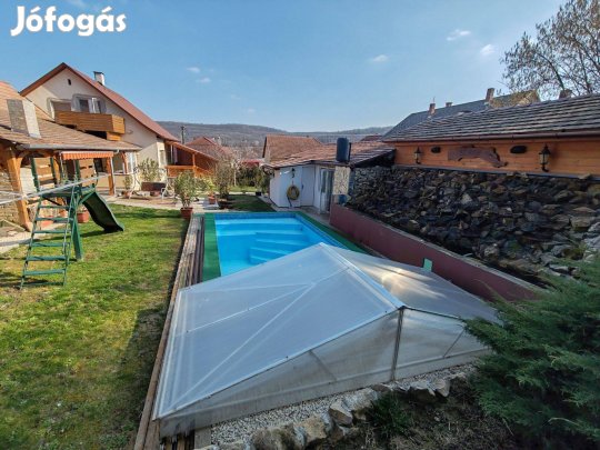 Hidason jó állapotú nappali + 3 szobás családi ház sok extrával eladó
