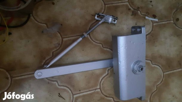 Hidraulikus ajtó behúzó