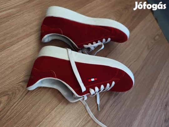 Hilfiger 41 meggybrodó velúr női sportcipő