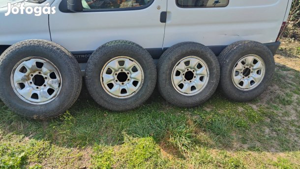 Hilux 16 lemezfelni Toyo Open Country A/T plus gumival
