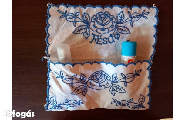 Himzett Régi textil fésű tartó