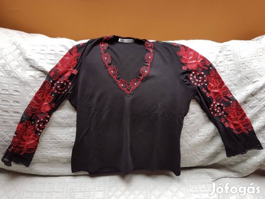 Hímzett , gyöngyös póló - fekete, vörös - 38-as méret
