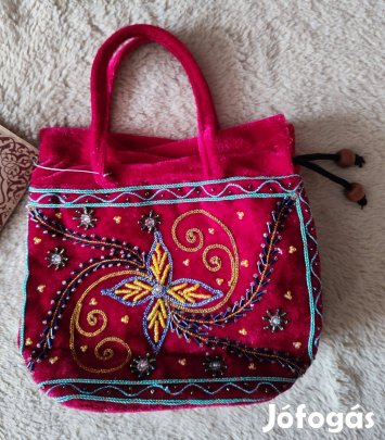 Hímzett bársony kézitáska