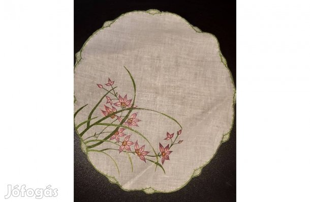 Hímzett batiszt terítő