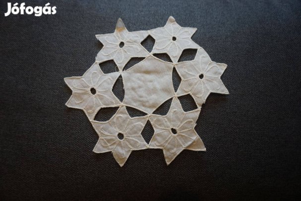 Hímzett fehér csillagvirág mintás 22 cm.-es kis alátét terítő eladó