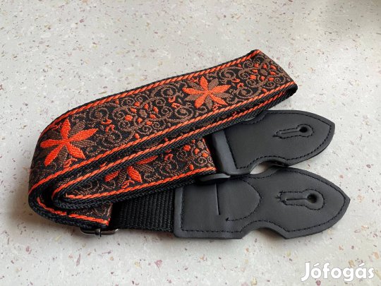 Hímzett gitár heveder